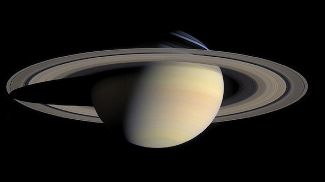 Cassini'nin beş uyduya yakın uçuşlarını, Aralık 2016 ile Nisan 2017 arasında yaptığı kaydedildi.

