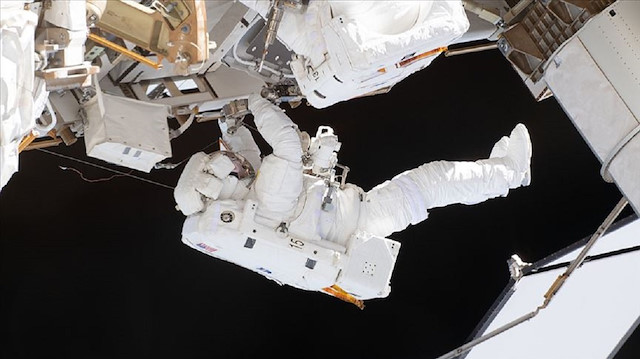 ABD Havacılık ve Uzay Dairesi (NASA) astronotları Nick Hague ve Christina Koch, yürüyüş sırasında eskiyen nikel-hidrojenlerin yerine lityum-iyon batarya değişimi için çalışmalarını sürdürecek.

