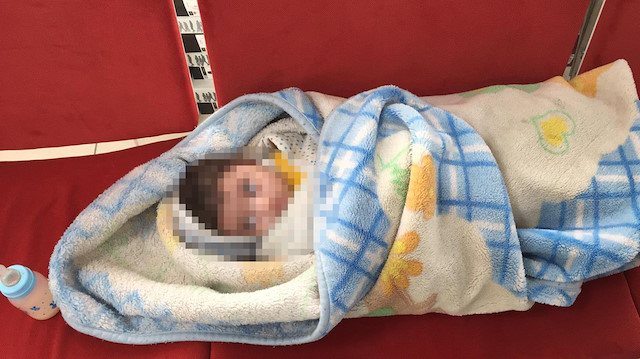 5 aylık bebeki battaniye sarılı bir şekilde eczaneye bırakıldı