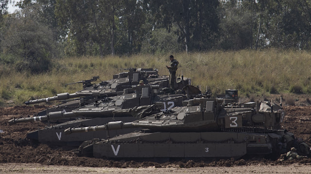 İsrail ordusunun bölgeye çok sayıda tankın yanı sıra zırhlı araç ve iş makinesi konuşlandırdığı görüldü.