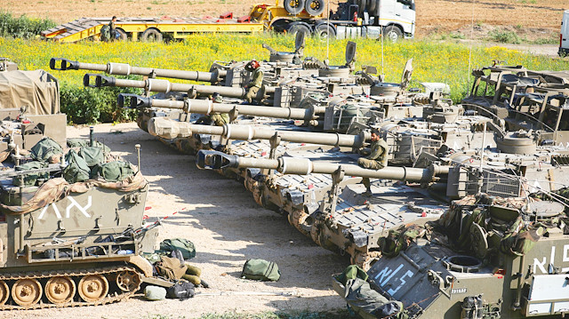 İsrail işgal ordusune ait tanklar Gazze sınırına yığınak yapıyor.