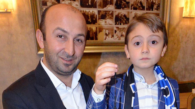 Atiila Dölekli ve Cumhurbaşkanı Erdoğan'ın tespih hediye ettiği çocuk.