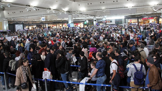  Atatürk Havalimanı Dış Hatlar Terminali'nde yolcu yoğunluğu yaşandı.
