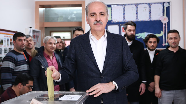 AK Parti Genel Başkanvekili Kurtulmuş oyunu kullanırken.