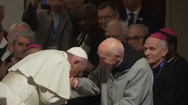 ​من هو الراهب الذي قبل البابا يده بكتدرائية الرباط؟ (فيديو)