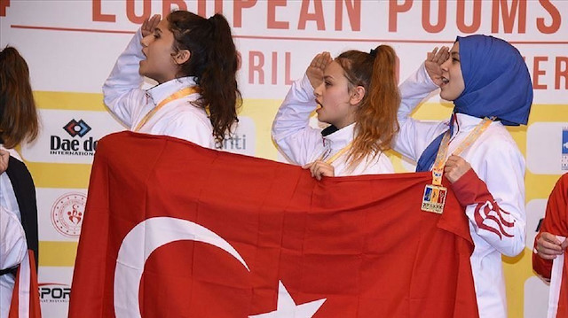 أردوغان يهنئ منتخب تركيا للإناث بفوزه بذهبية ببطولة أوروبا للتايكوندو
