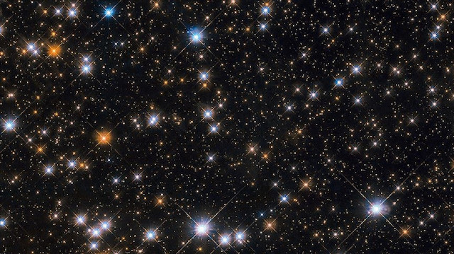 Bilinen en zengin ve kompakt yıldız kümelerinden biri olan Messier 11'in yaklaşık 220 milyon yaşında olduğu ve 2 bin 900 yıldıza ev sahipliği yaptığı tahmin ediliyor. 

