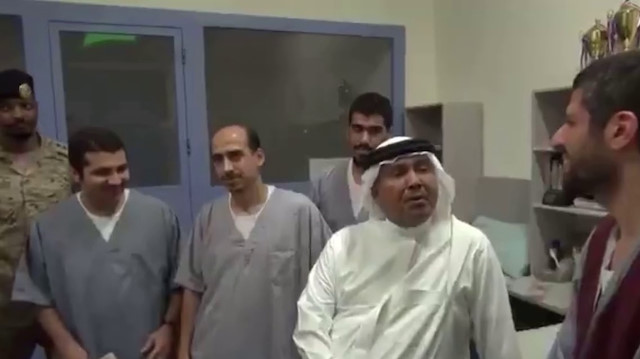 ​محمد عبده يغنّي مع منشد شهير معتقل داخل السجن (شاهد)
