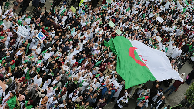 Cezayir'de Buteflika'nın istifasına rağmen gösteriler devam ediyor.

