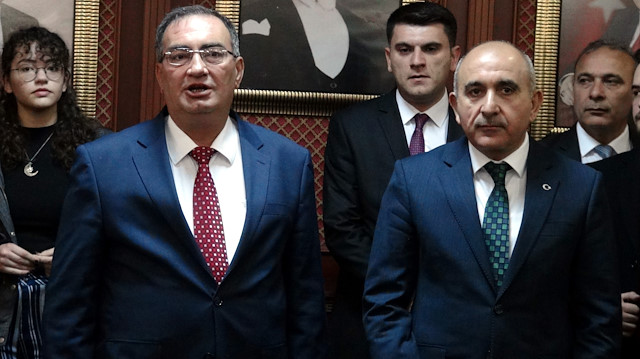 AK Partili Mehmet Abdi Bulut, görevi mevcut belediye başkanı Hasan Kara'da devraldı.