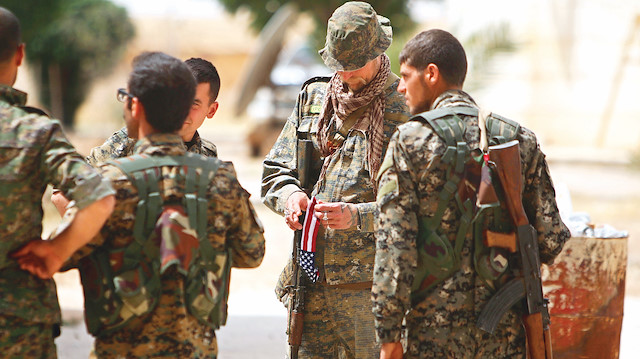 YPG/PKK'lı teröristler ile birlikte olan ABD'li askerler.