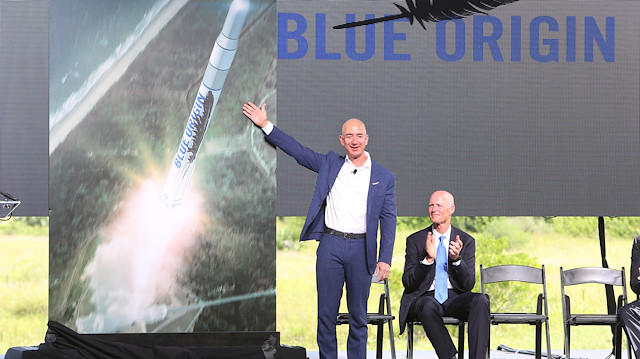 Jeff Bezos, Blue Origin'in uzay görevlerini tanıtıyor.