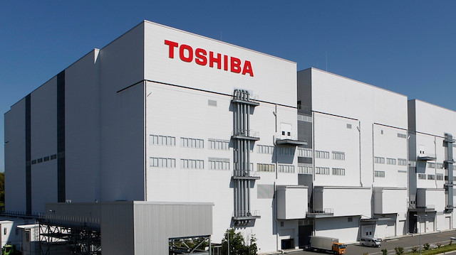 Toshiba, son olarak bilgisayar biriminin yüzde 80'ini Sharp'a yani Foxconn'a satmıştı. 