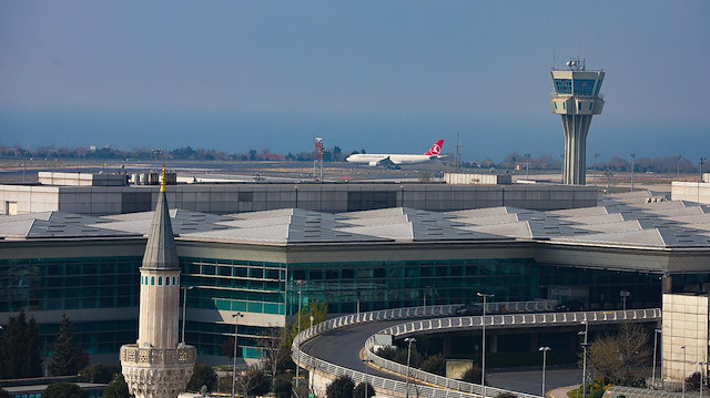 Atatürk Havalimanı uçuşlara kapatıldı. 