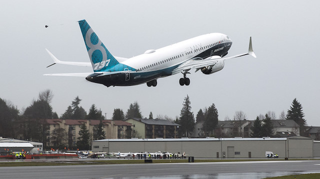 Boeing, 737 MAX yolcu uçaklarının üretimini ayda 52'den 42'ye düşürme kararı aldıklarını açıkladı.