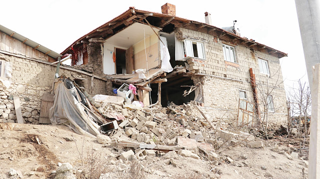 Depremin ardından bölgedeki evlerde maddi hasar meydana geldi.