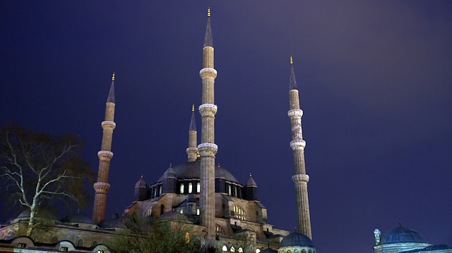 جامع السليمية التاريخي بتركيا يطفئ أنواره دعمًا لـ"ساعة الأرض"
