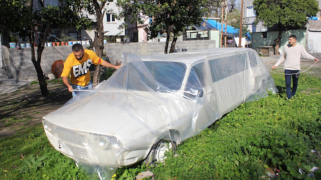 من أجل حفل زفافه.. مواطن تركي يحول سيارة قديمة الى "ليموزين"