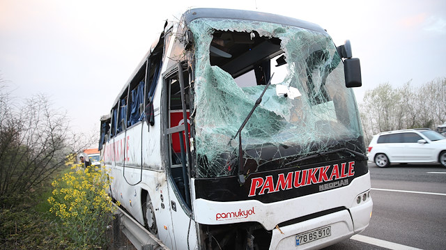 Kaza sonrası yolcu otobüsü bu hale geldi.