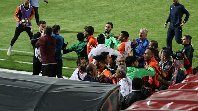 Maç sonu iki takım futbolcuları arasında kavga çıktı.