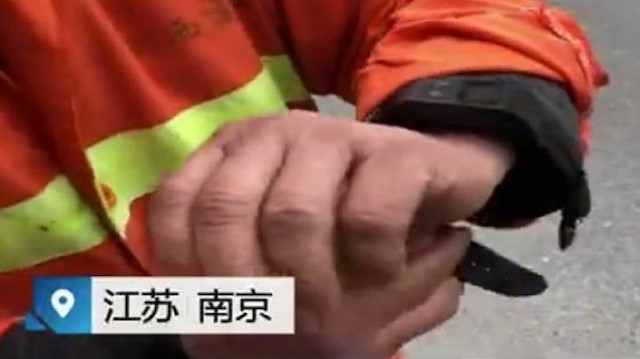 Çin’in Niangsu eyaletinde bulunan Nankin şehrinde görev yapan temizlik işçilerinin görev yaparken GPS’li bileklikler takması, geçtiğimiz hafta itibarıyla zorunlu hâle geldi. 