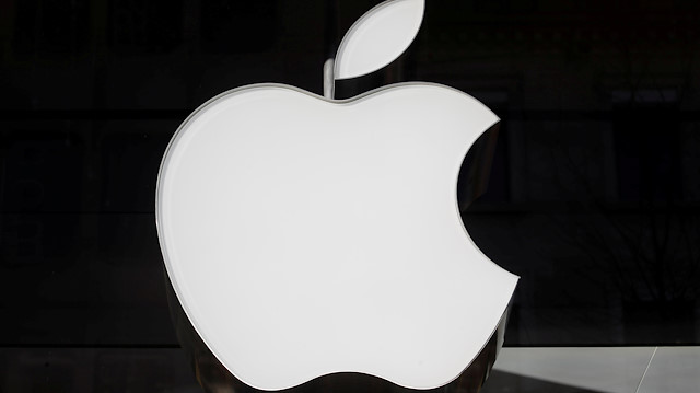 Apple Store mağazası girişindeki logo.