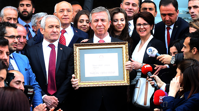 Ankara Büyükşehir Belediyesi Başkanı Mansur Yavaş mazbatasını aldı.
