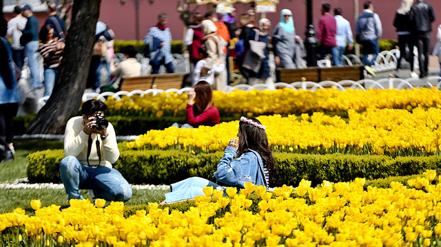 مع قدوم موسم الربيع.. حدائق ومتنزهات إسطنبول تتزين بأزهار التوليب