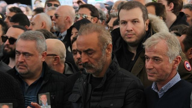 Yılmaz Erdoğan, Zafer Çika'nın cenaze törenindeyken.