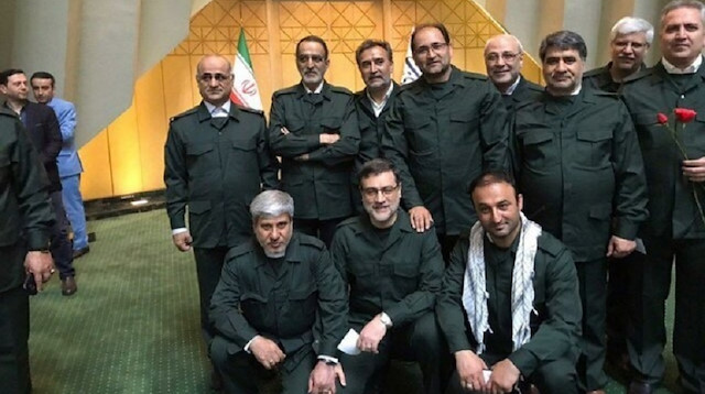 İran'da DMO Günü'ne denk gelen meclis oturumuna milletvekilleri ve Laricani, Devrim Muhafızları üniformasıyla katıldı.  
