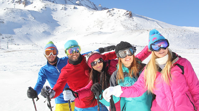 Erciyes kayak merkezine yurt içi ve yurt dışından yoğun ilgi var.