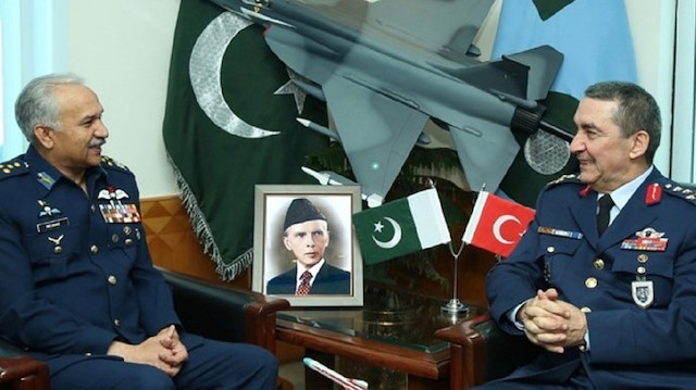 لقاء مفاجئ بين قائد القوات التركية "الجوية" ونظيره الباكستاني وهذه التفاصيل