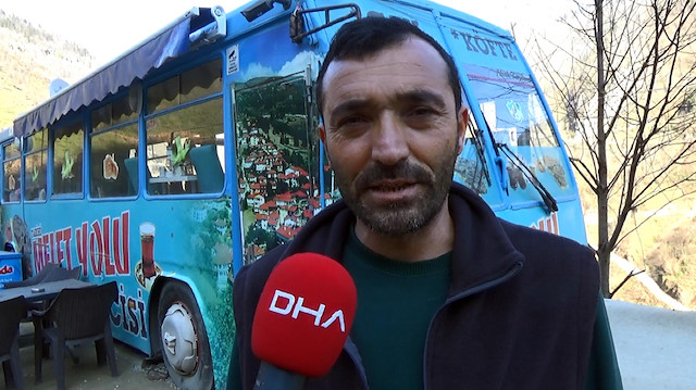Mustafa Elikçi seyyar otobüs ile köyleri dolaşarak köfte ekmek satışı yapıyor.