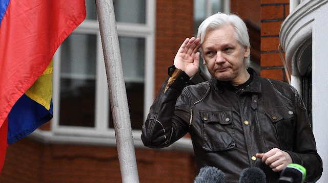 Büyükelçilikte yaşayan Assange gözaltına alındı