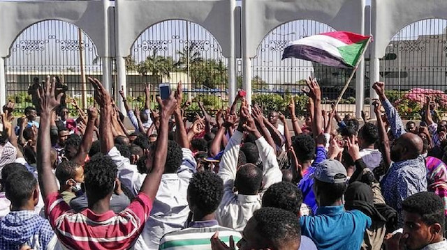 مئات الآلاف من المعتصمين يهتفون بسقوط بن عوف أمام مقر قيادة الجيش السوداني