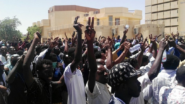 "المهنيين السودانيين" يدعو الجيش للتصدي لـ"محاولة سرقة الثورة"