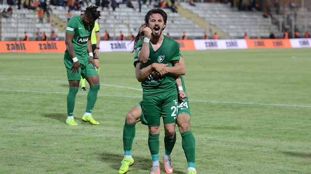 Recep Niyaz, kısa boyuna rağmen Adanaspor karşısında iki kafa golü kaydetti.