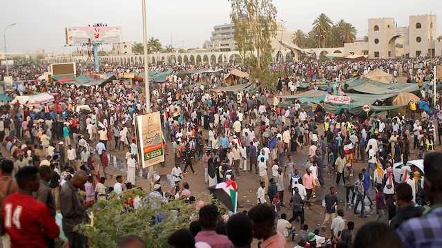 Sudan'da halk protesto gösterileri düzenliyor.