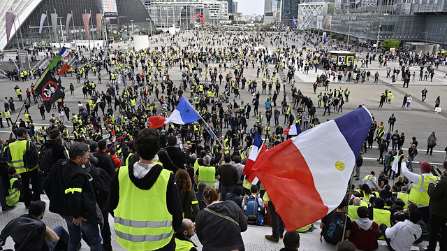 Sarı Yelekliler, Macron yönetimini protesto ediyor.