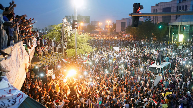 Teşkilatın, Sudan resmi haber ajansı SUNA'da yer alan açıklamasında, "olumsuz eğilimlerdeki gelişmeler" nedeniyle ülkedeki hareketlere uyarıda bulunularak, teşkilatın ülke ve kazanımlarına sahip çıkmadaki rolünde tereddüt etmeyeceği belirtildi.