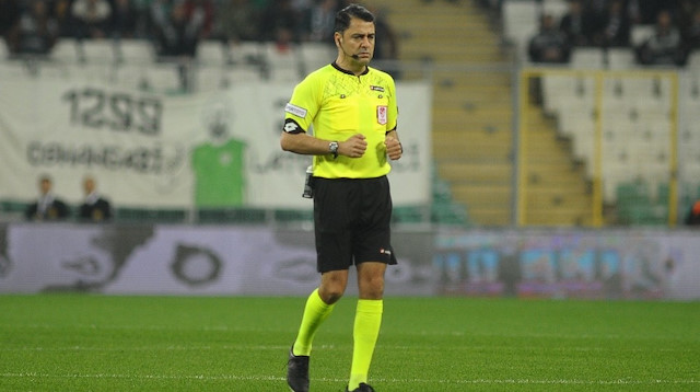Bülent Yıldırım, Trabzonsporlu Sosa'ya yanlışlıkla kırmızı kart gösterdi ve sosyal medyada gündem haline geldi.