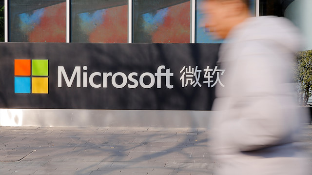 Microsoft'un Pekin ofisinin dışındaki tabela.