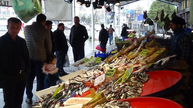  Vatandaşlar av yasağı öncesi ucuzlayan balıklara büyük ilgi gösterdi.