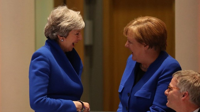 Theresa May ve Angela Merkel'in 'ceket kardeşliği'