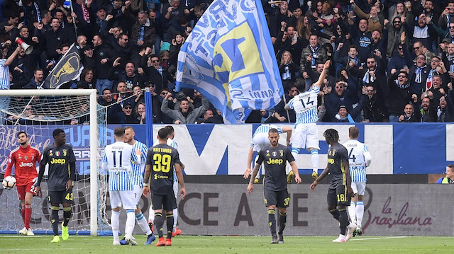 SPAL'lı futbolcuların taraftarları önünde yaşadığı sevinç.