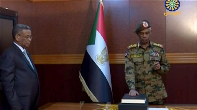 مصادر سودانية: تنحي بن عوف نتيجة رفض قطاع كبير بالجيش له