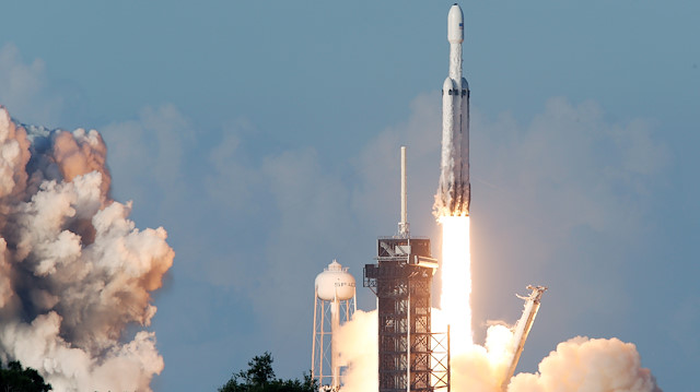 Falcon Heavy roketinin kalkış anı.
