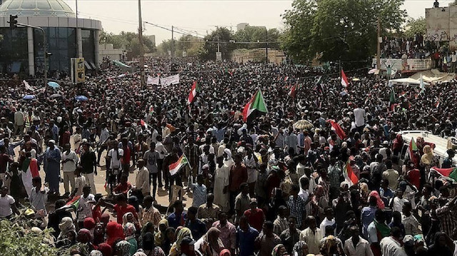 السودان..آلاف يواصلون الاعتصام لليوم الثامن أمام مقر الجيش