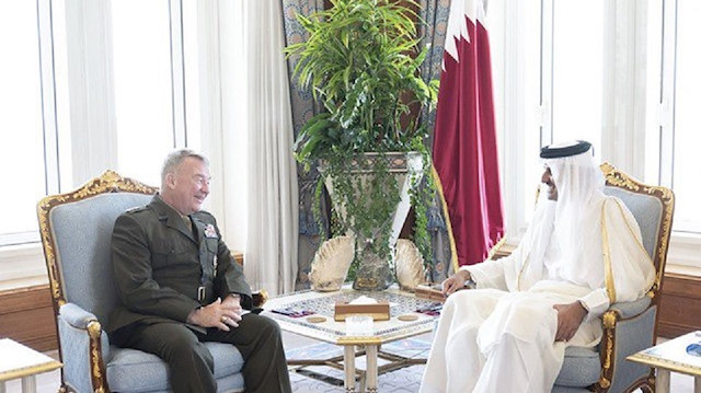 أمير قطر يلتقي قائد القيادة المركزية الأمريكية بالديوان الأميري ما الذي دار بينهم؟