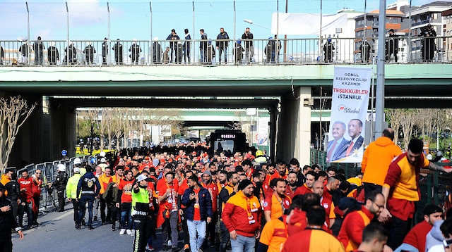 Galatasaraylı taraftarlar Fenerbahçe derbisi için Kadıköy'e geldi.